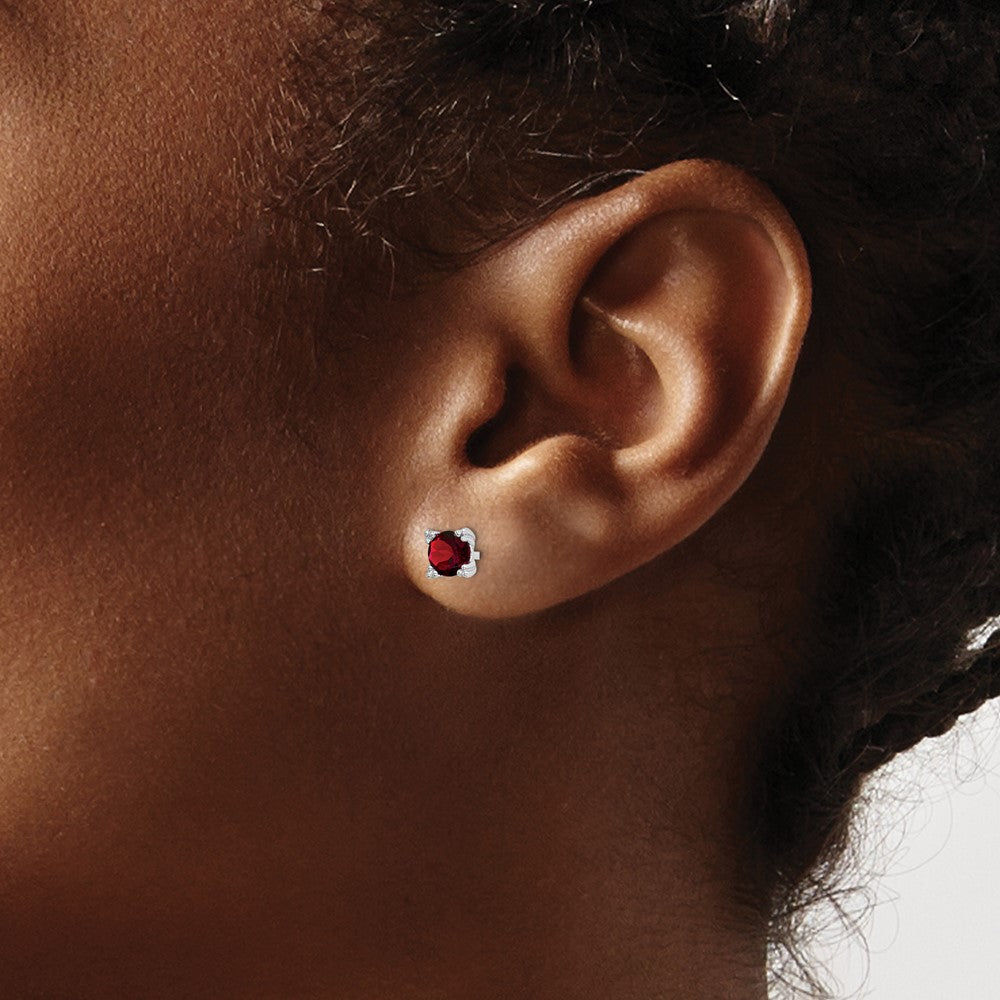 GSS Sterling Silver Rhodium-plated Round 5mm Garnet Post Earrings